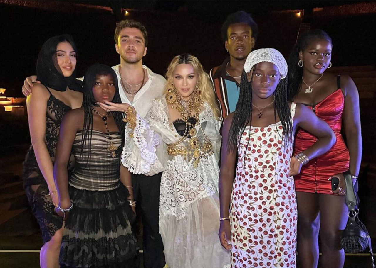 Мадонна и дети по Бацзы